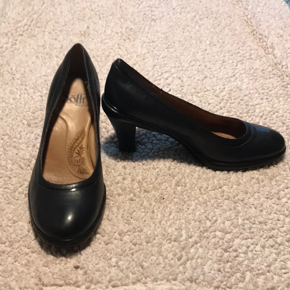 Reposhing Sofft comfy gently loved black leather pumps!